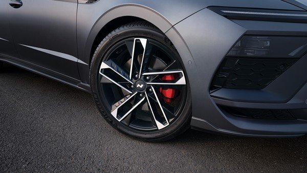 Эксклюзивные легкосплавные колёсные диски R19 спортивного дизайна.